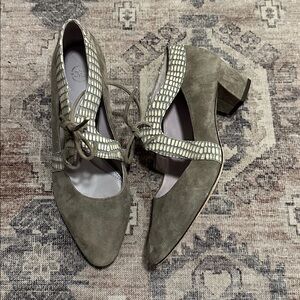 JOHNSTON&MURPHY Brylee Ghillie Gray Suede Pumps sz 9
